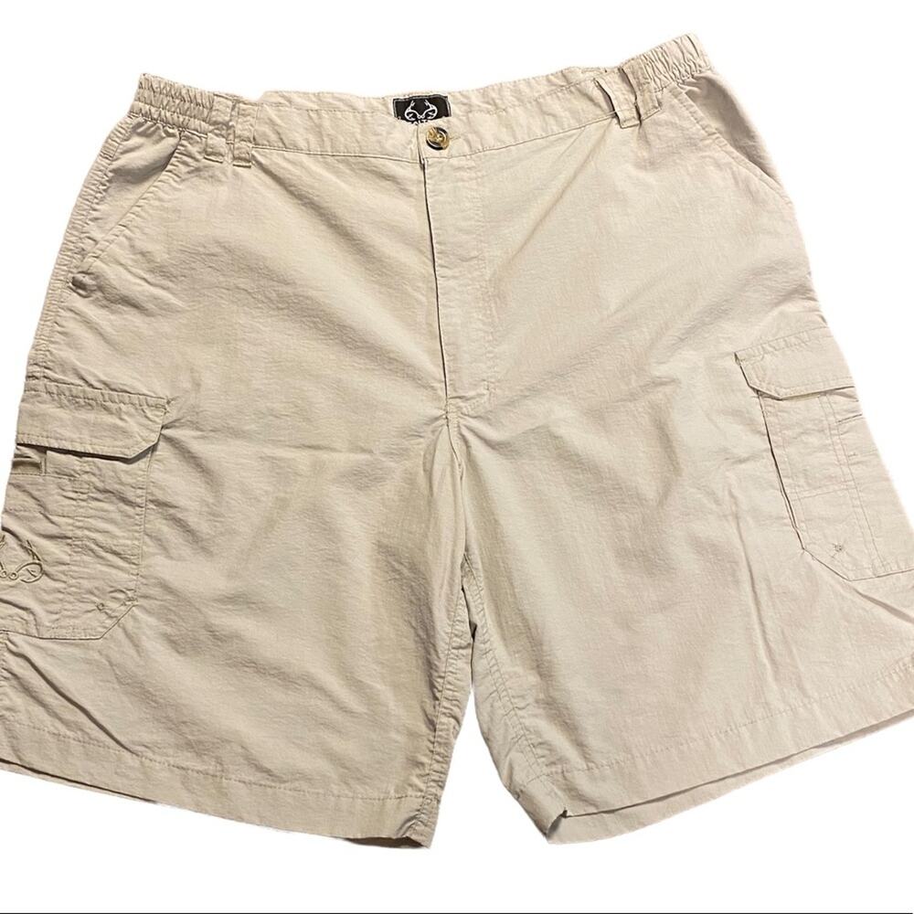 Realtree Fishing Mens XL light gray polyester casual Cargo shorts.